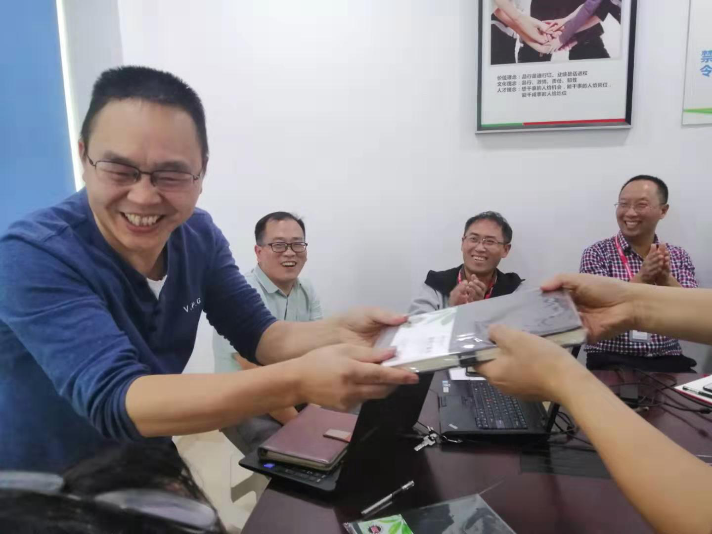 守初心、擔(dān)使命，找差距、抓落實(shí)----長虹格潤支部主題黨日活動